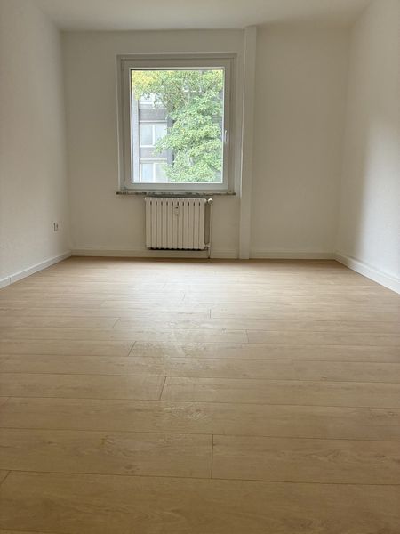 Wohnung mit 4 Zimmern und praktischer Aufteilung für Sie frisch renoviert im Grünen